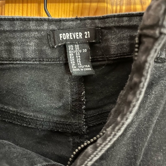 Forever 21 high waisted denim shorts - Picture 3 of 4